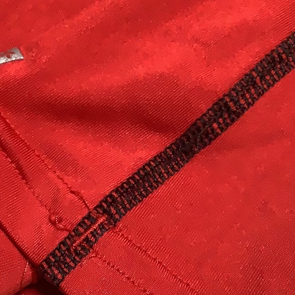 💥 Red Under Armour HeatGear youth Med fitted top - Picture 3 of 8